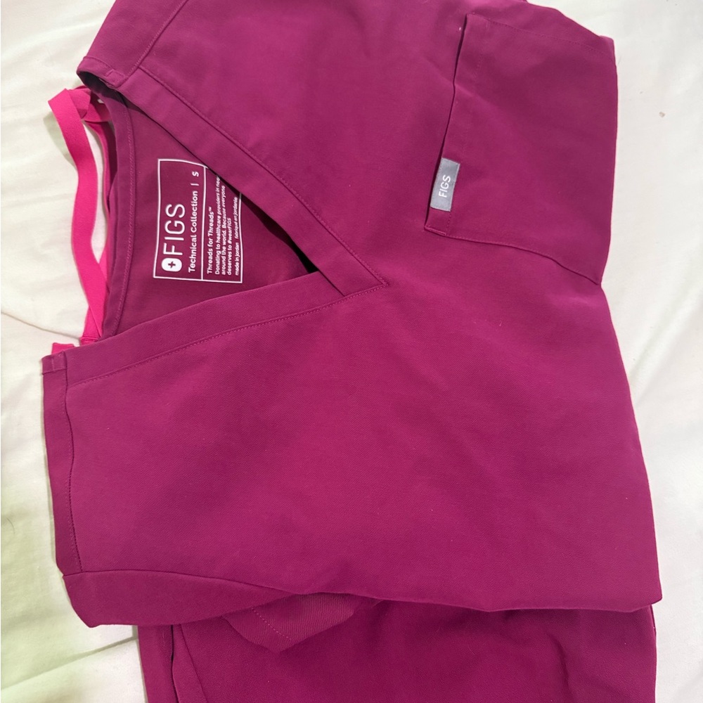 Figs V-Neck Scrub Top in Magenta